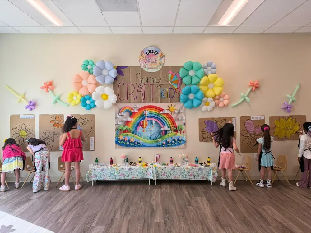 Salón decorado con globos y manualidades
