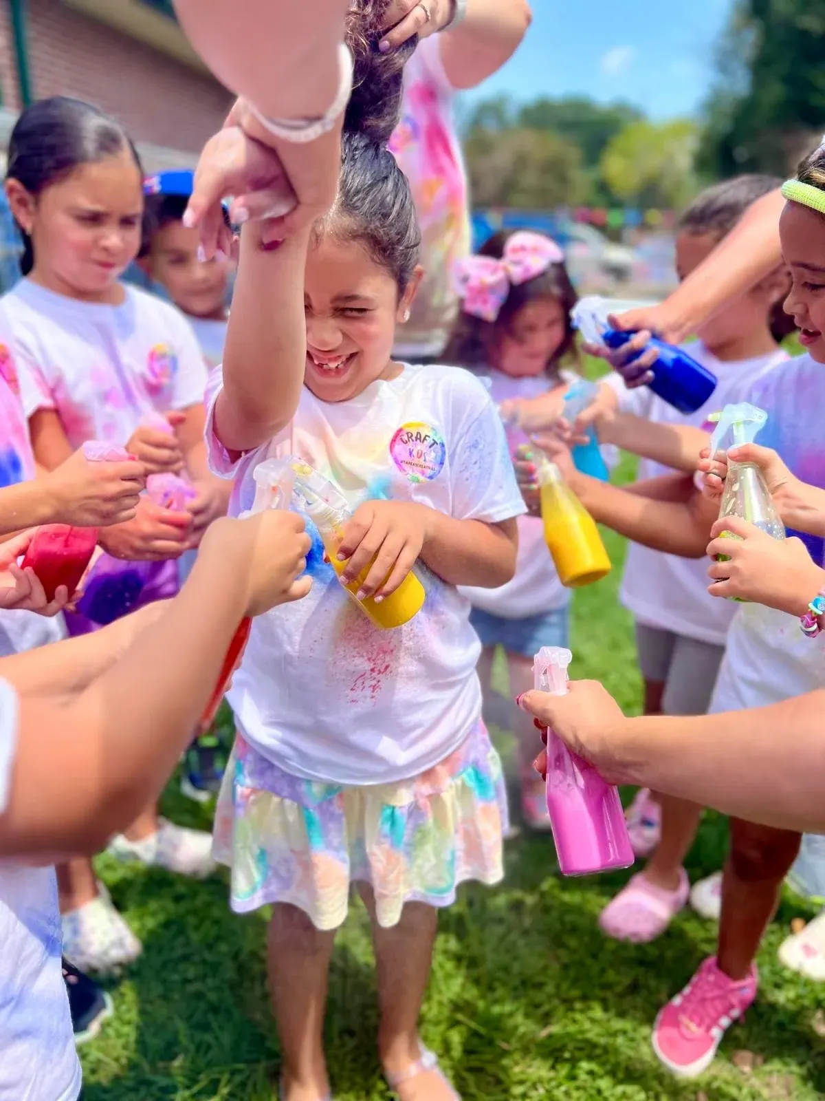 Niñas jugando con pintura al aire libre